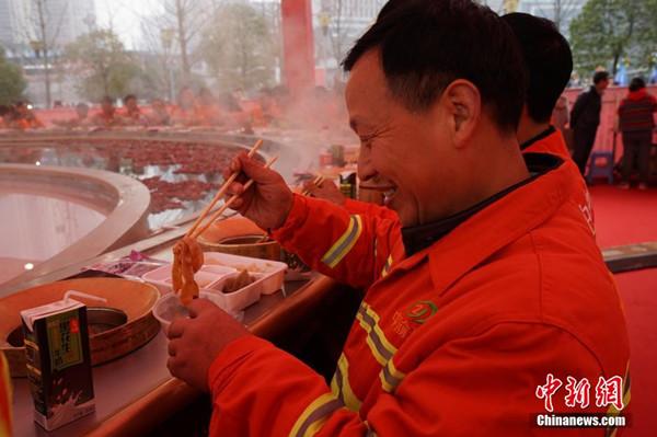 世界之最！環(huán)衛工工享“天下第一大火鍋” 圖片