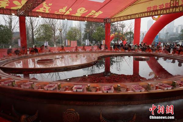 世界之最！環(huán)衛工工享“天下第一大火鍋” 圖片
