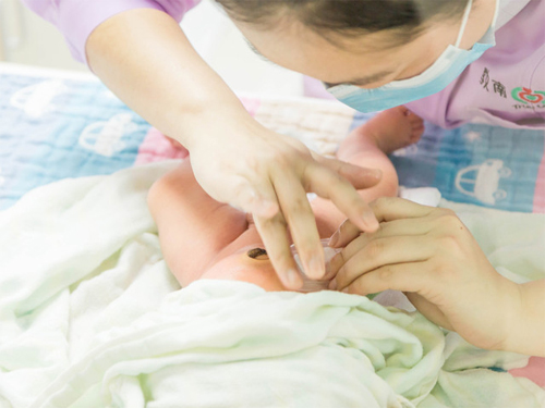 武漢敦南真愛(ài)月子會(huì )所寶寶護理圖