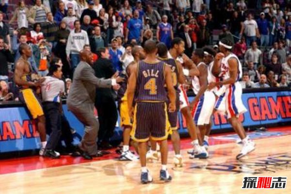 奧本山宮殿打架事件,球員與球迷發(fā)生高強度沖突