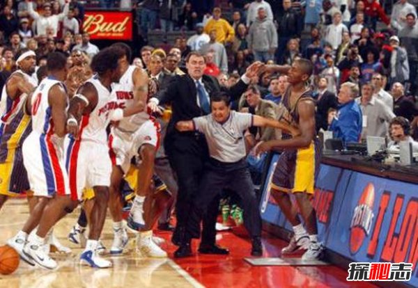 奧本山宮殿打架事件,球員與球迷發(fā)生高強度沖突