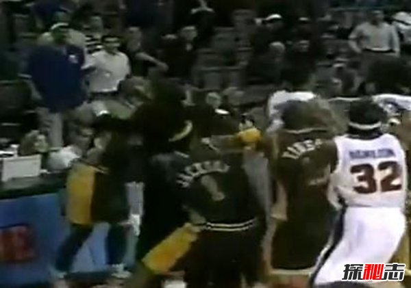 奧本山宮殿打架事件,球員與球迷發(fā)生高強度沖突