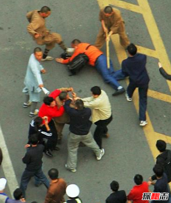 慘不忍睹!盤(pán)點(diǎn)發(fā)生的斗毆事件,廣州地鐵兩人口角斗毆(血跡斑斑)