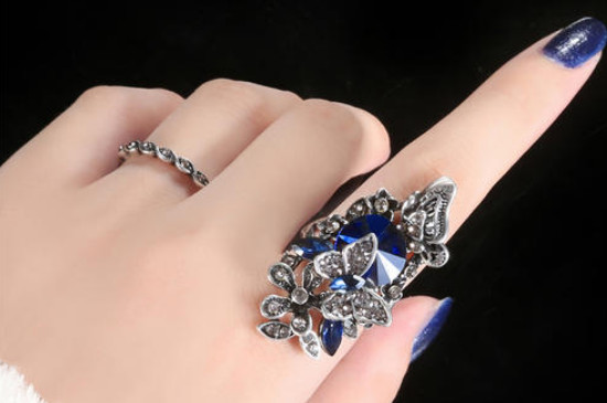 女孩食指和無(wú)名指同時(shí)戴戒指什么意思