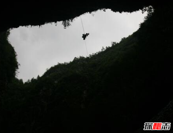 湖北利川天坑之謎,坑口直徑3米多發(fā)出惡臭(腐爛棺木)