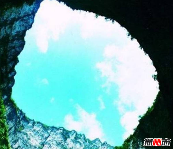 湖北利川天坑之謎,坑口直徑3米多發(fā)出惡臭(腐爛棺木)